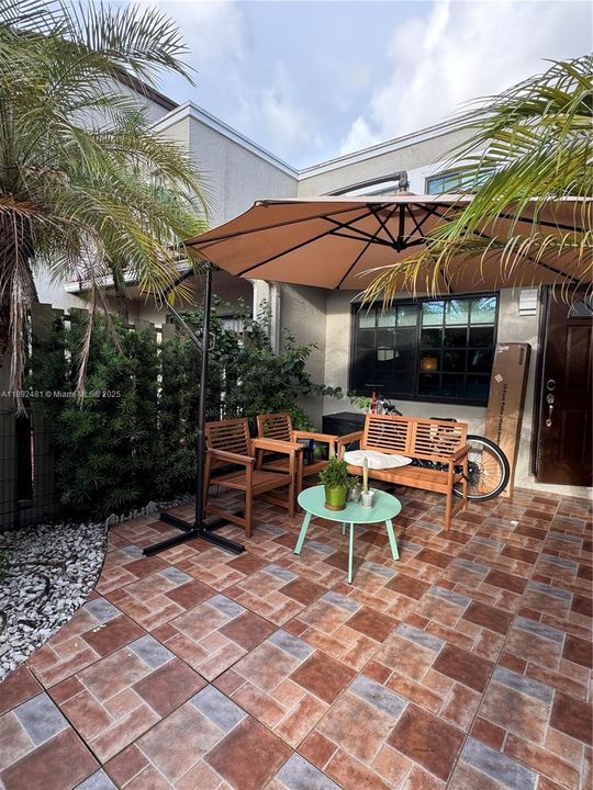 合同活跃: $395,000 (2 贝兹, 1 浴室, 1050 平方英尺)