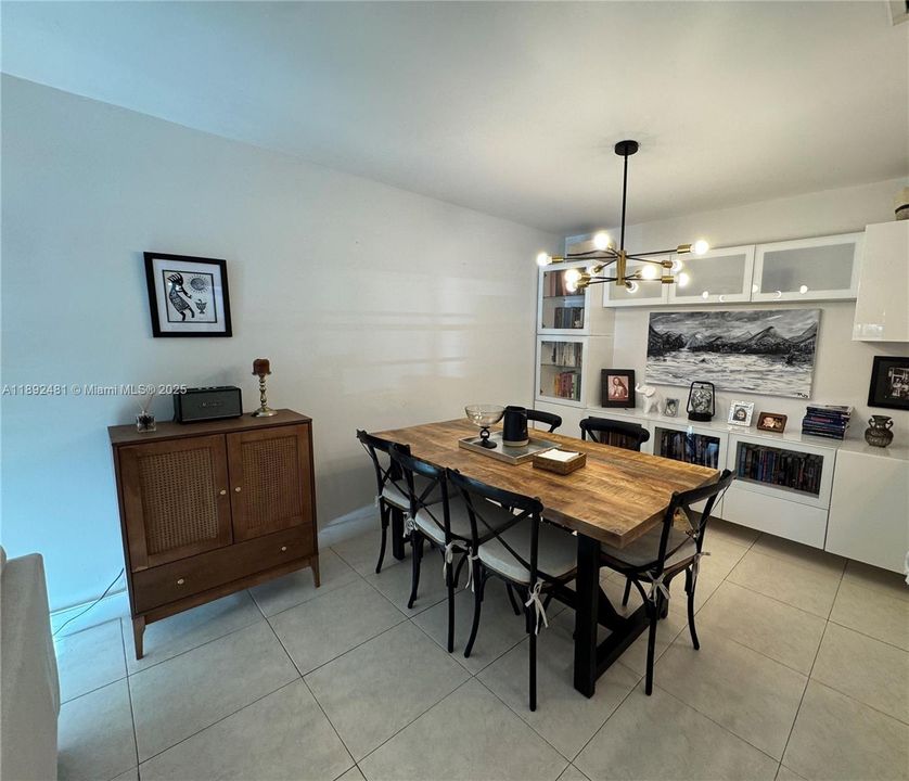 合同活跃: $395,000 (2 贝兹, 1 浴室, 1050 平方英尺)