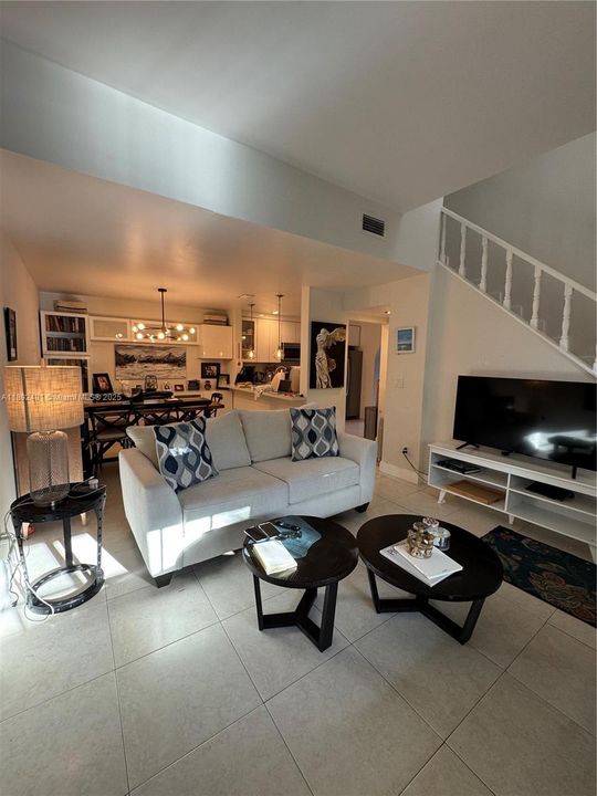 合同活跃: $395,000 (2 贝兹, 1 浴室, 1050 平方英尺)