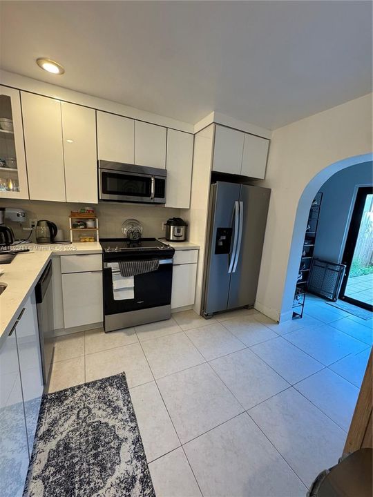 合同活跃: $395,000 (2 贝兹, 1 浴室, 1050 平方英尺)