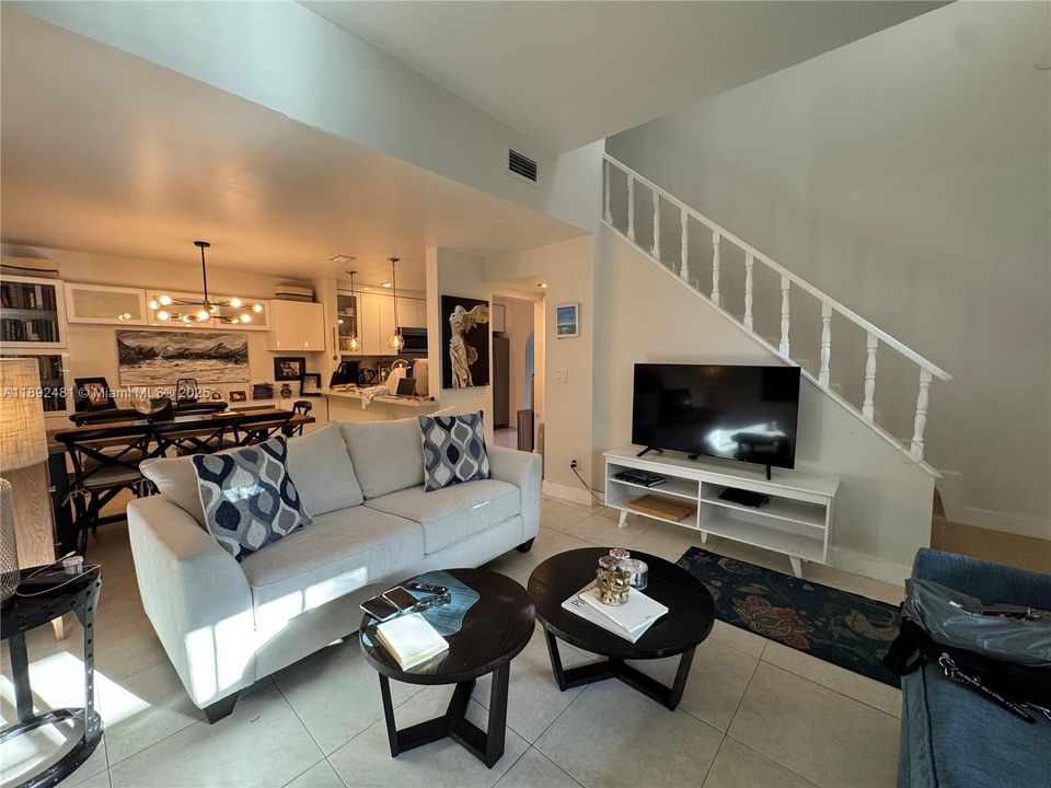 合同活跃: $395,000 (2 贝兹, 1 浴室, 1050 平方英尺)