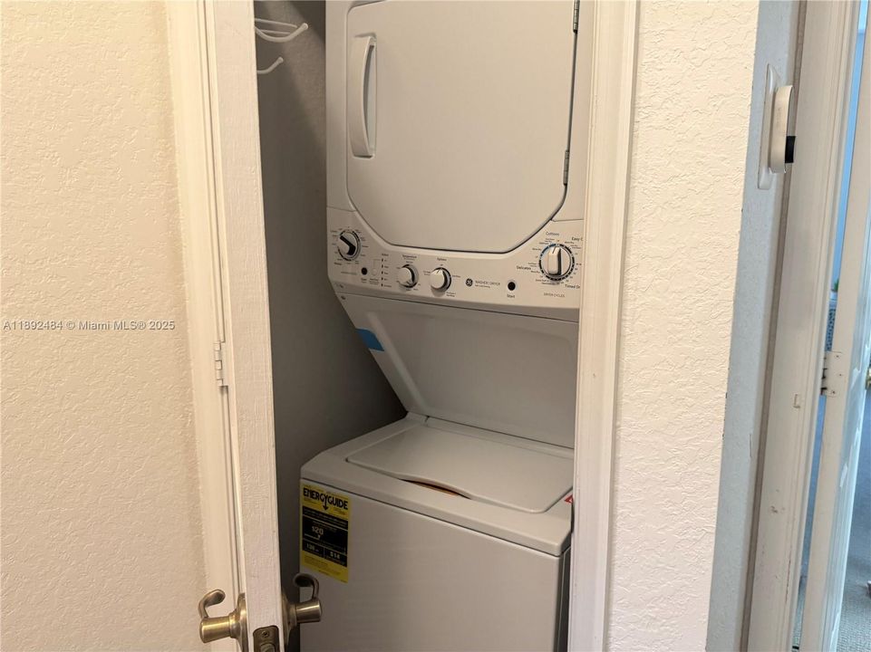 合同活跃: $3,250 (3 贝兹, 2 浴室, 1739 平方英尺)