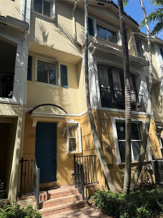 合同活跃: $3,250 (3 贝兹, 2 浴室, 1739 平方英尺)