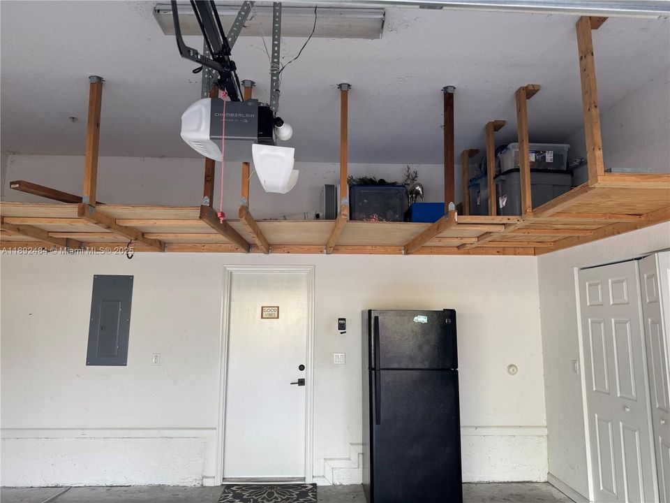 合同活跃: $3,250 (3 贝兹, 2 浴室, 1739 平方英尺)