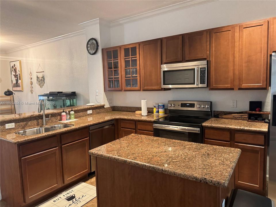 合同活跃: $3,250 (3 贝兹, 2 浴室, 1739 平方英尺)