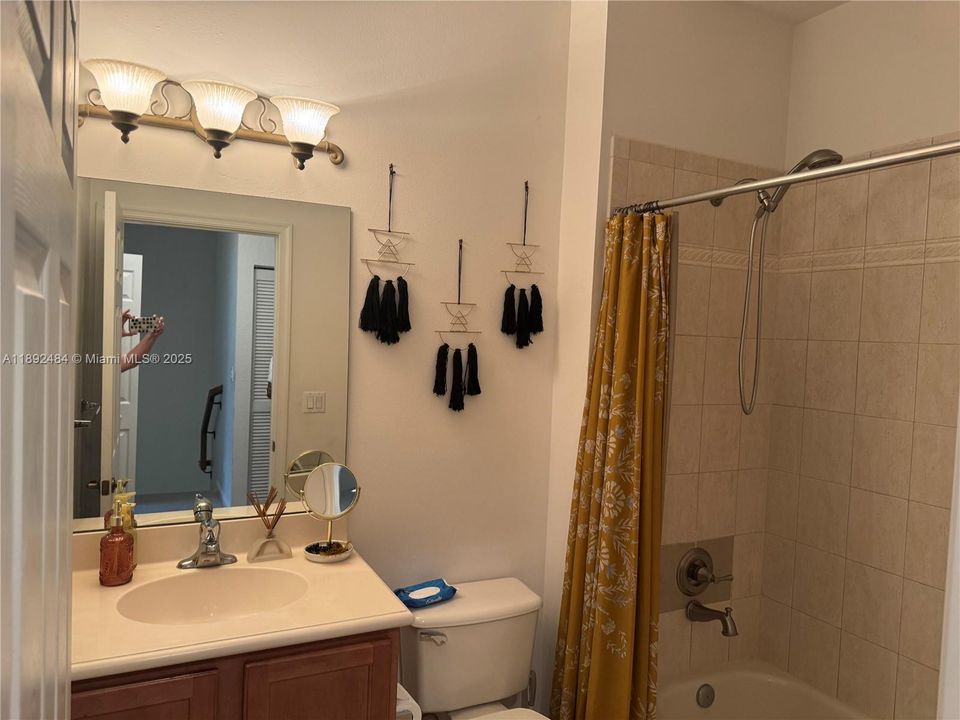 合同活跃: $3,250 (3 贝兹, 2 浴室, 1739 平方英尺)