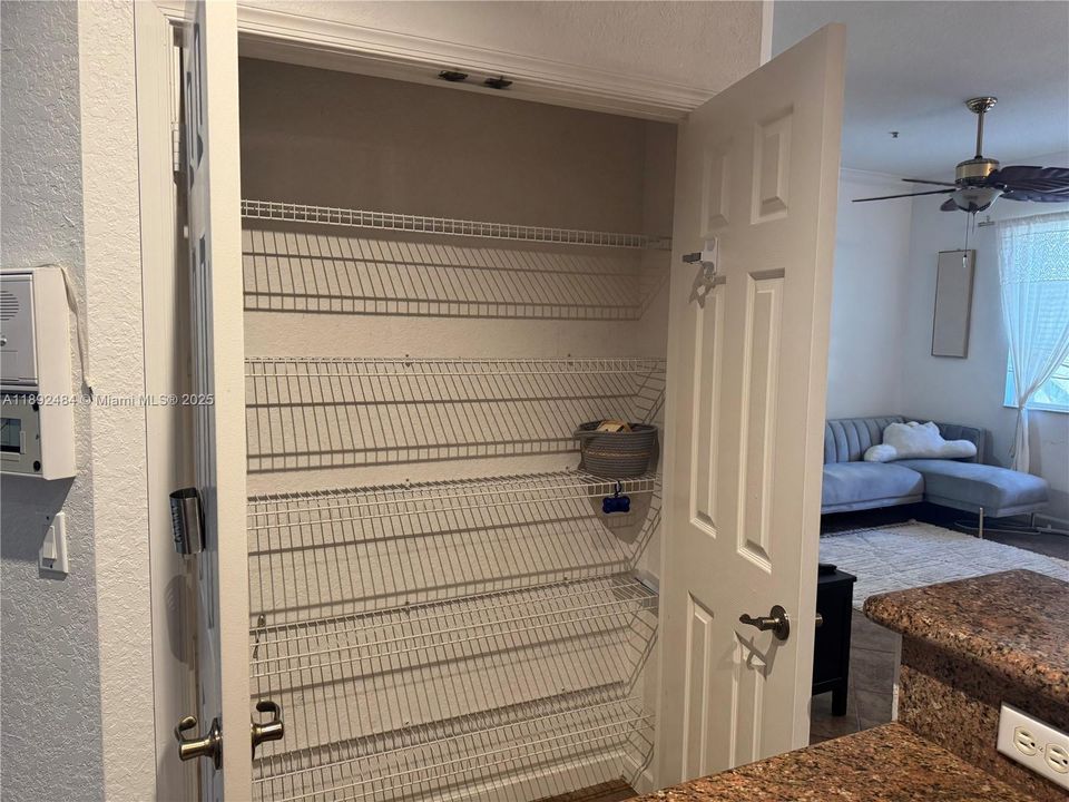 合同活跃: $3,250 (3 贝兹, 2 浴室, 1739 平方英尺)