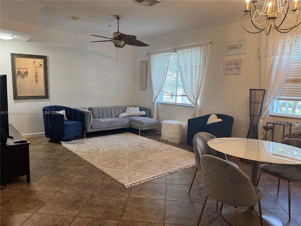 合同活跃: $3,250 (3 贝兹, 2 浴室, 1739 平方英尺)