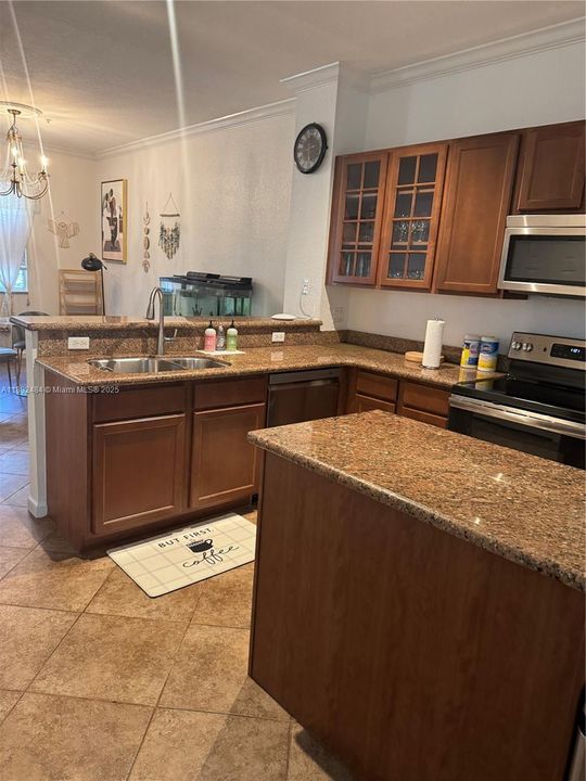 合同活跃: $3,250 (3 贝兹, 2 浴室, 1739 平方英尺)