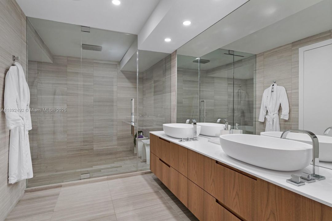 Recientemente alquilado: $35,000 (2 camas, 2 baños, 2878 Pies cuadrados)