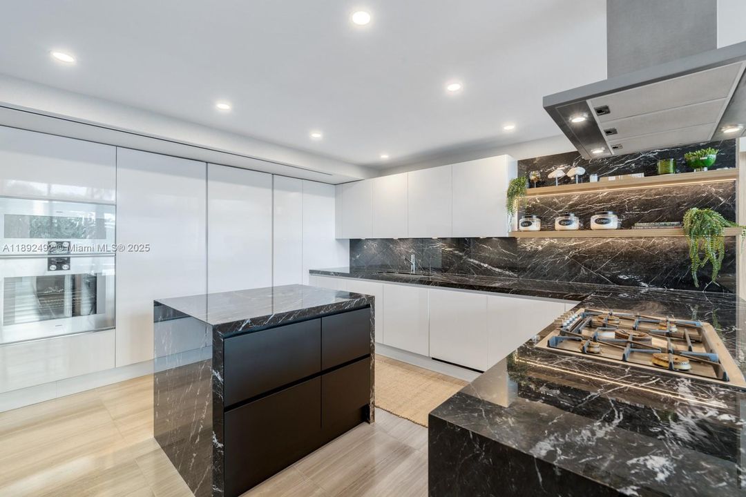 Recientemente alquilado: $35,000 (2 camas, 2 baños, 2878 Pies cuadrados)