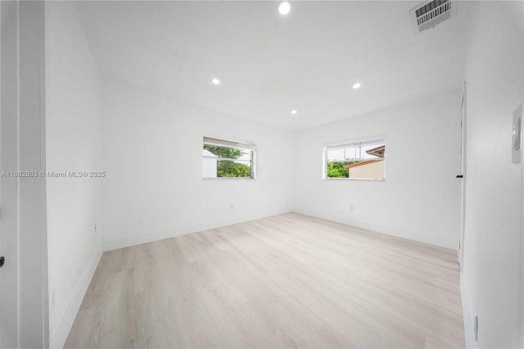 Activo con contrato: $630,000 (4 camas, 2 baños, 1620 Pies cuadrados)