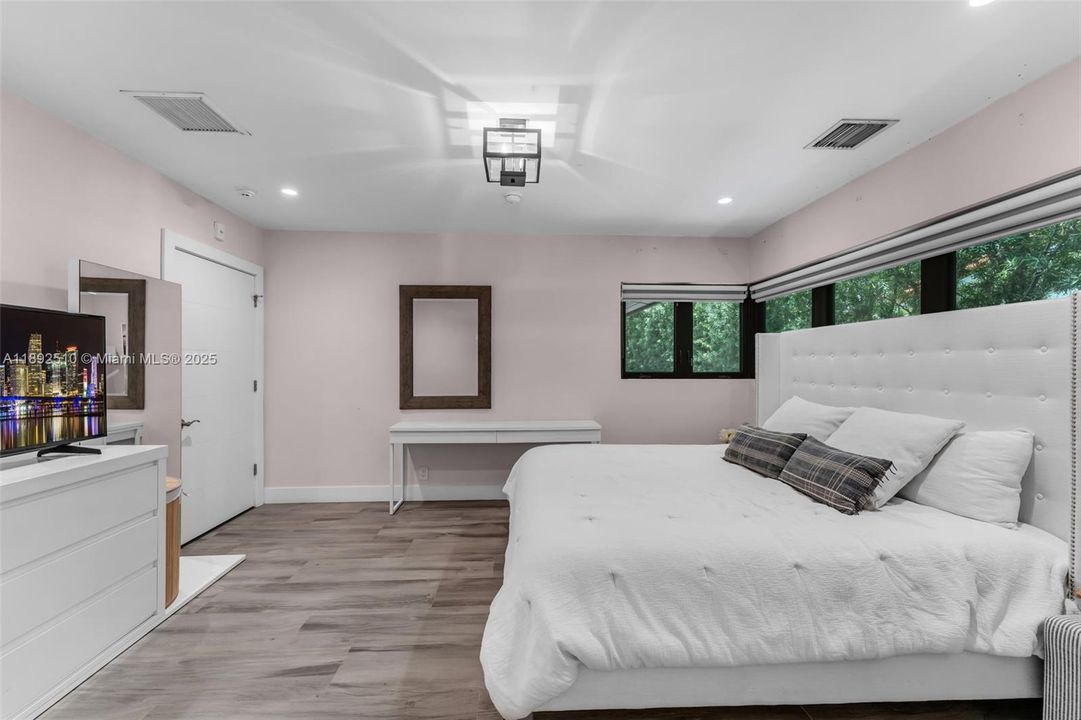 For Sale: $3,900,000 (5 beds, 4 baths, 3458 Square Feet)