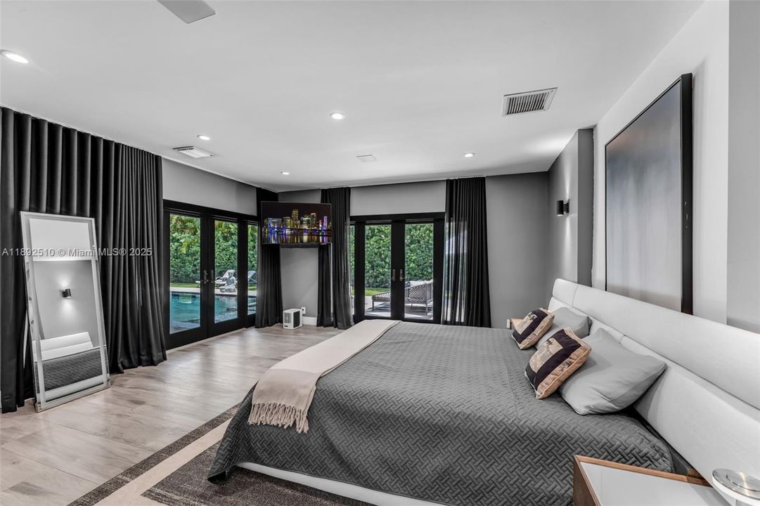 For Sale: $3,900,000 (5 beds, 4 baths, 3458 Square Feet)