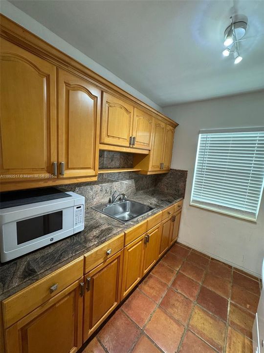 На продажу: $235,000 (1 спален, 1 ванн, 610 Квадратных фут)