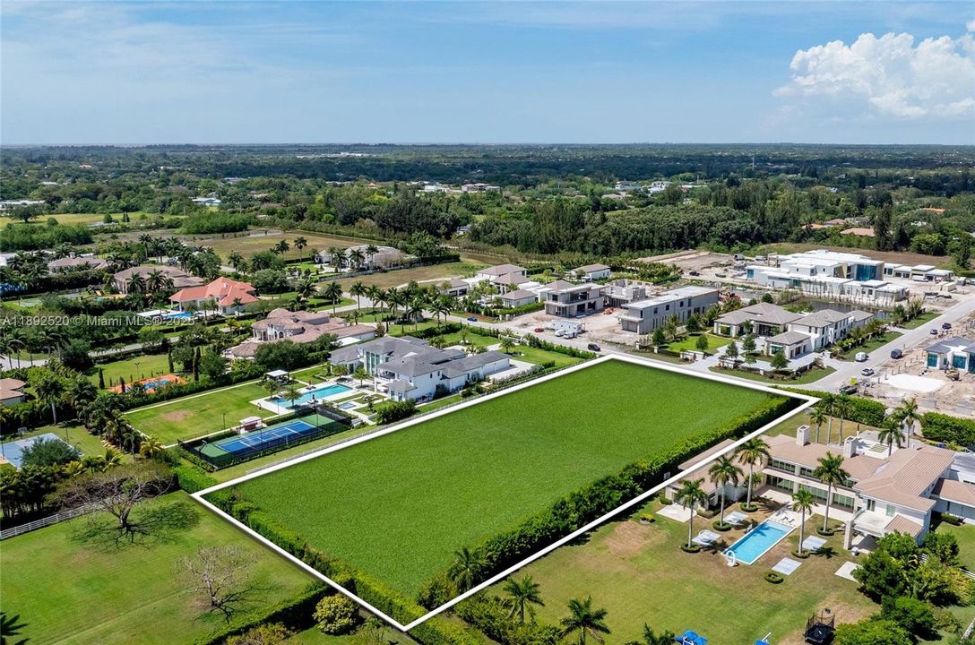 En Venta: $2,755,000 (2.42 acres)