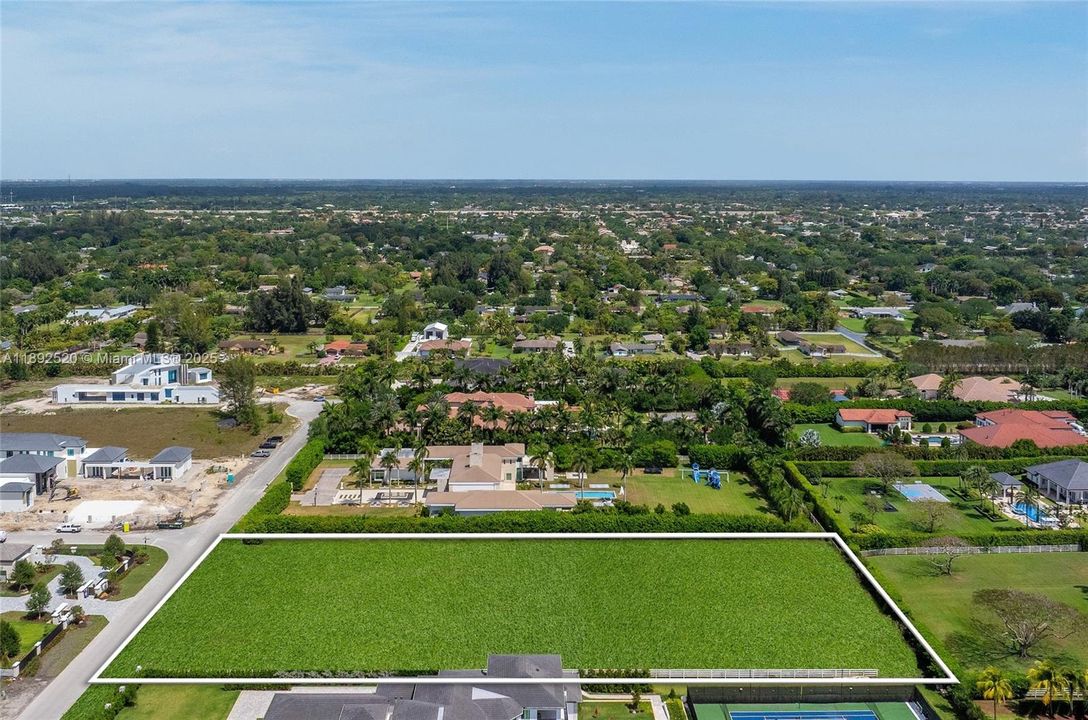 En Venta: $2,755,000 (2.42 acres)