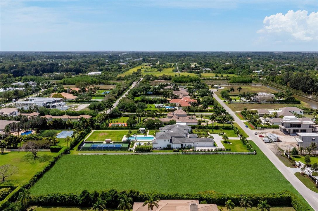 En Venta: $2,755,000 (2.42 acres)