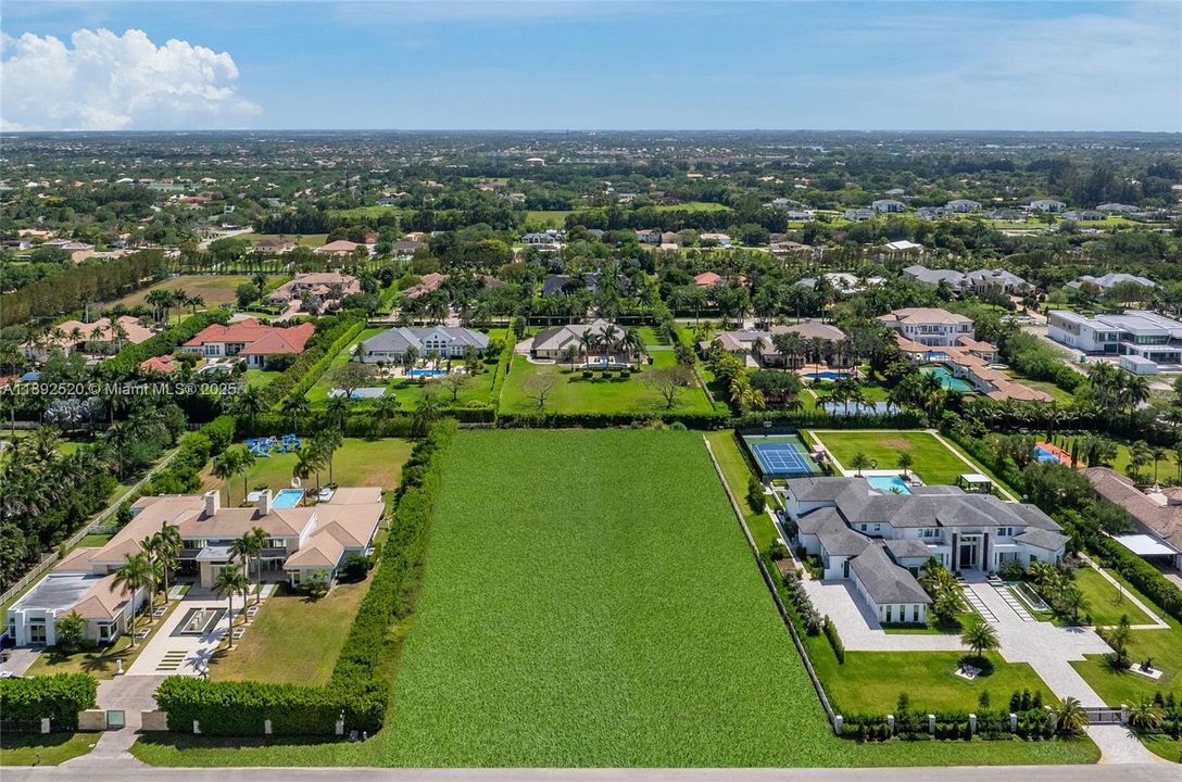 En Venta: $2,755,000 (2.42 acres)