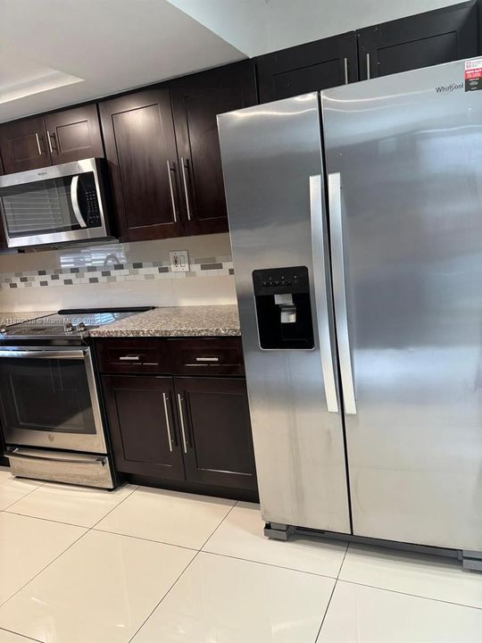 Active With Contract: $2,199 (2 beds, 2 baths, 1012 Square Feet)