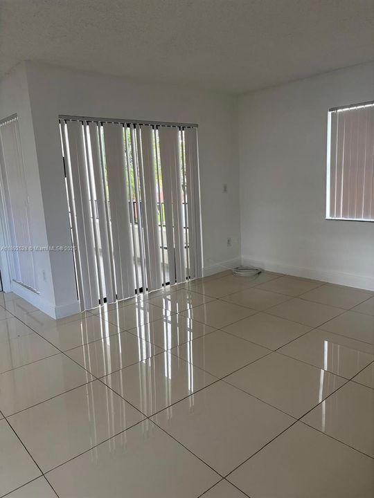 Active With Contract: $2,199 (2 beds, 2 baths, 1012 Square Feet)