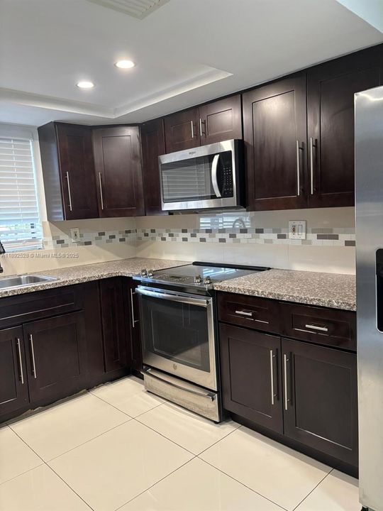 Active With Contract: $2,199 (2 beds, 2 baths, 1012 Square Feet)