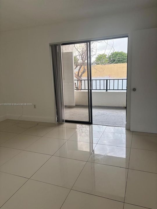 Active With Contract: $2,199 (2 beds, 2 baths, 1012 Square Feet)