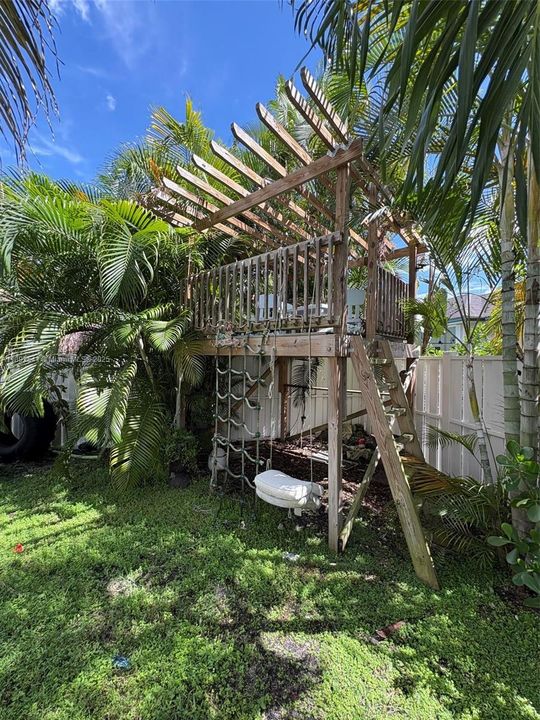 For Sale: $1,390,000 (6 beds, 4 baths, 3608 Square Feet)