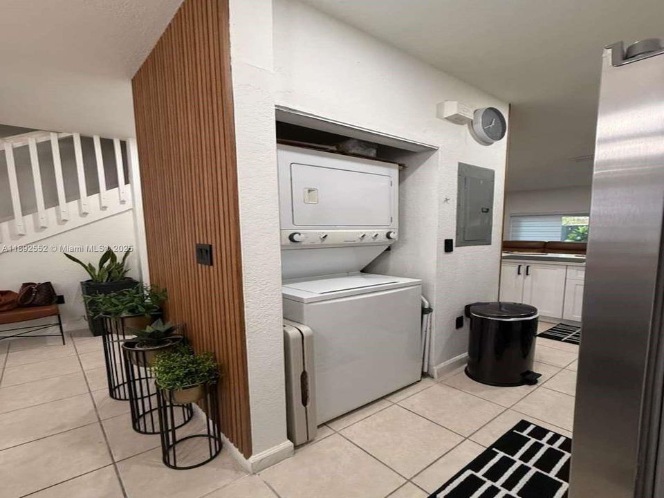 Active With Contract: $325,000 (3 beds, 2 baths, 1169 Square Feet)