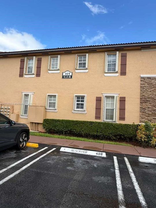 Active With Contract: $325,000 (3 beds, 2 baths, 1169 Square Feet)