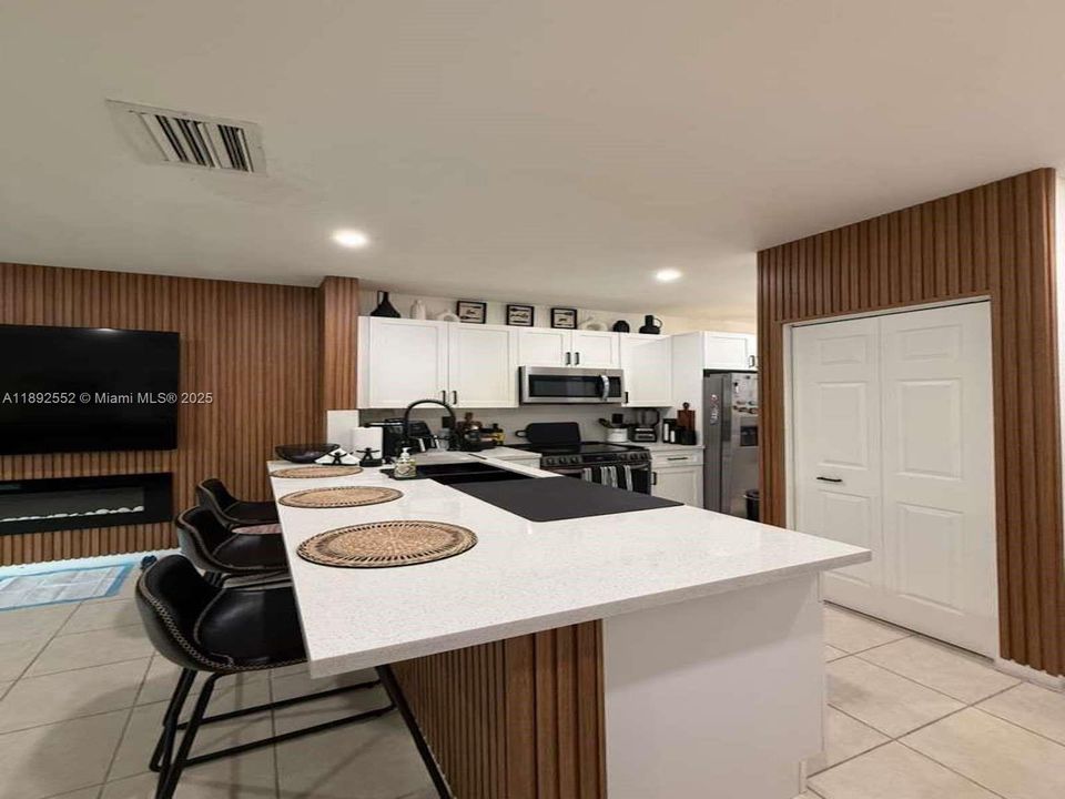 Active With Contract: $325,000 (3 beds, 2 baths, 1169 Square Feet)