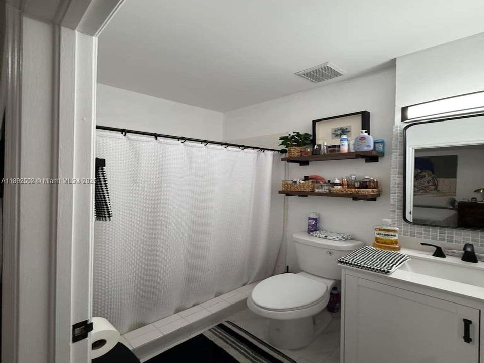 Active With Contract: $325,000 (3 beds, 2 baths, 1169 Square Feet)