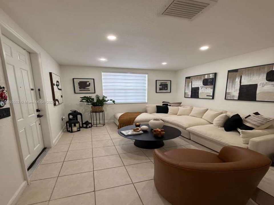 Active With Contract: $325,000 (3 beds, 2 baths, 1169 Square Feet)