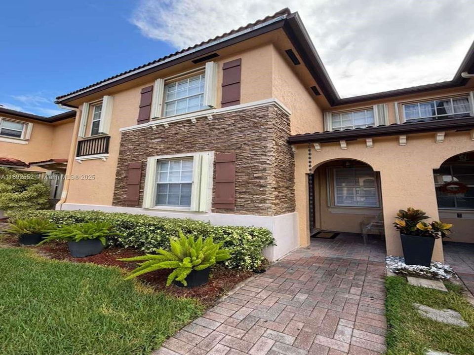 Active With Contract: $325,000 (3 beds, 2 baths, 1169 Square Feet)