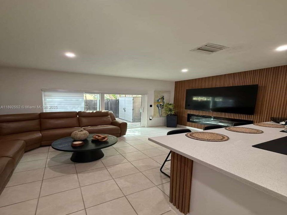 Active With Contract: $325,000 (3 beds, 2 baths, 1169 Square Feet)