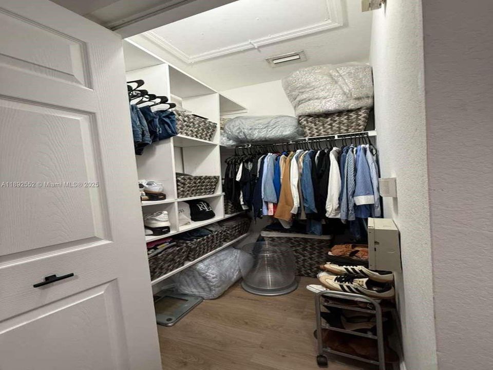 Active With Contract: $325,000 (3 beds, 2 baths, 1169 Square Feet)