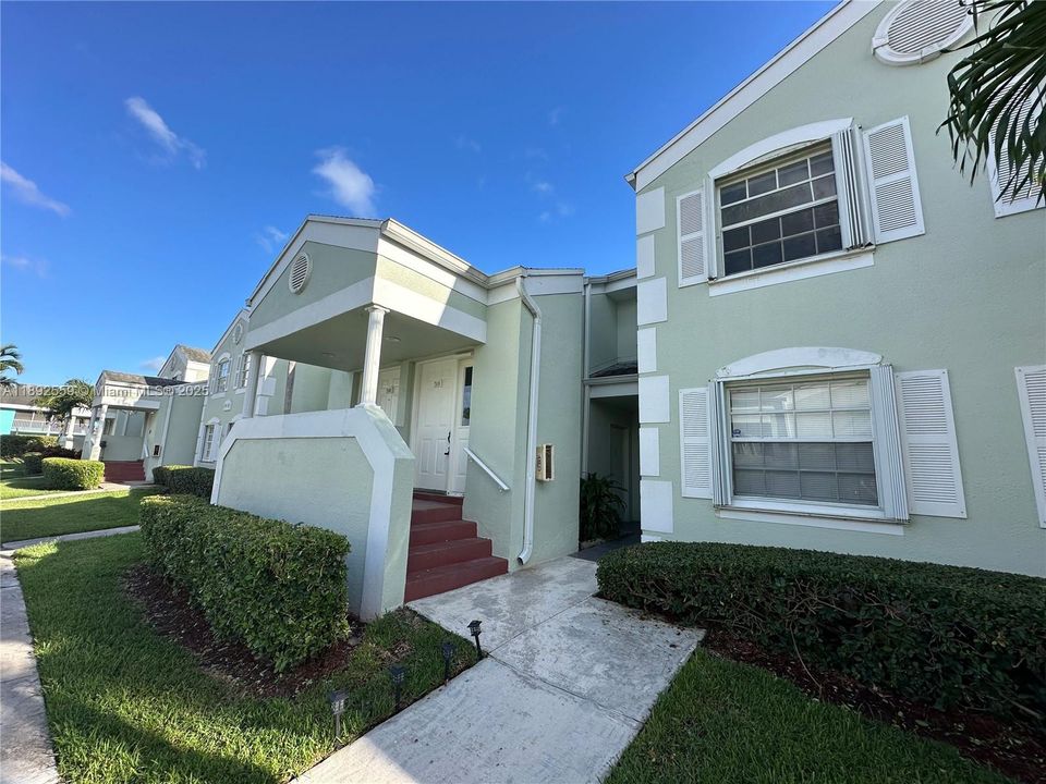 Под контрактом: $1,800 (2 спален, 2 ванн, 1160 Квадратных фут)