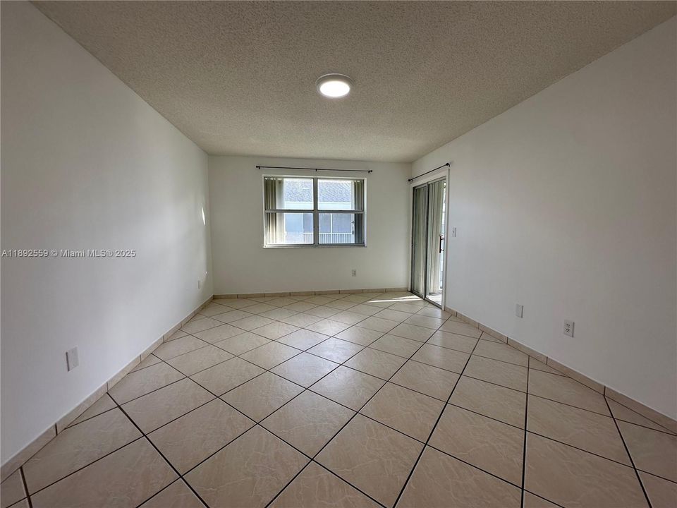 Под контрактом: $1,800 (2 спален, 2 ванн, 1160 Квадратных фут)