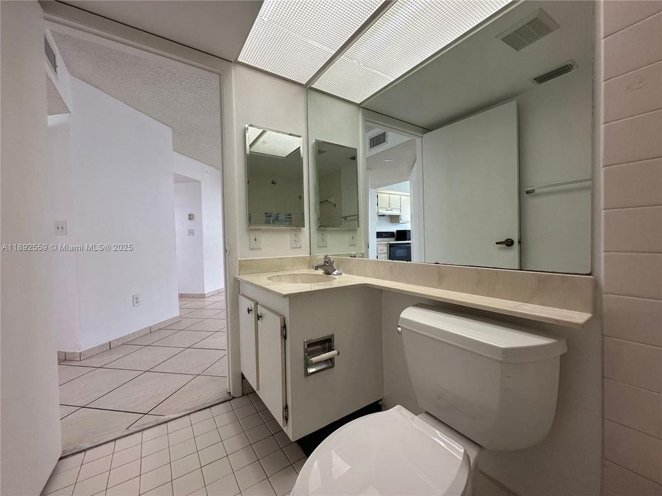 Под контрактом: $1,800 (2 спален, 2 ванн, 1160 Квадратных фут)