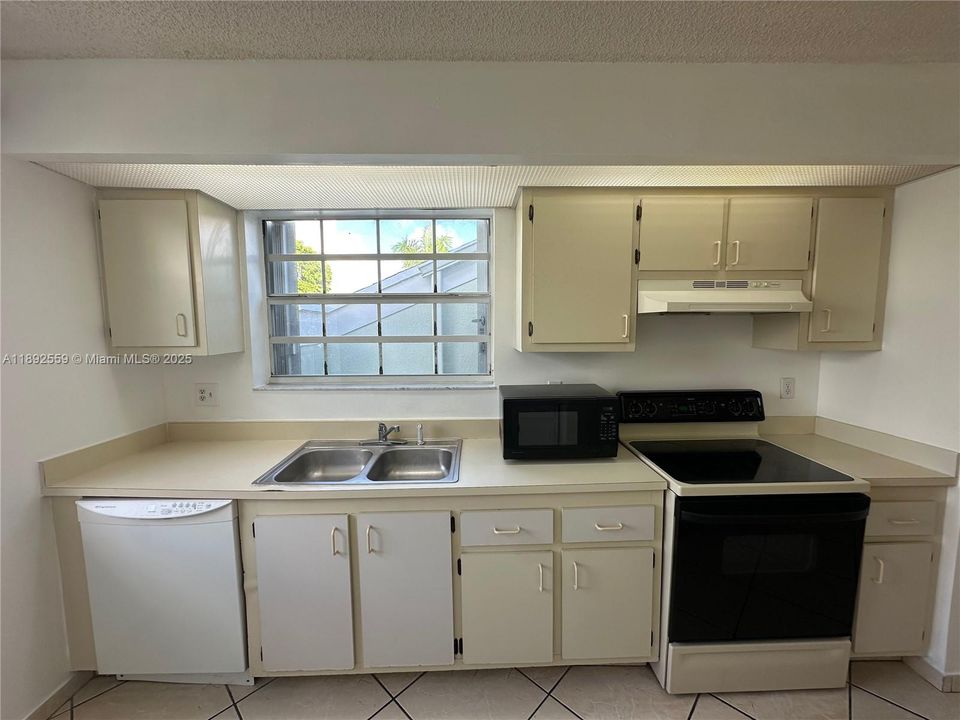 Под контрактом: $1,800 (2 спален, 2 ванн, 1160 Квадратных фут)