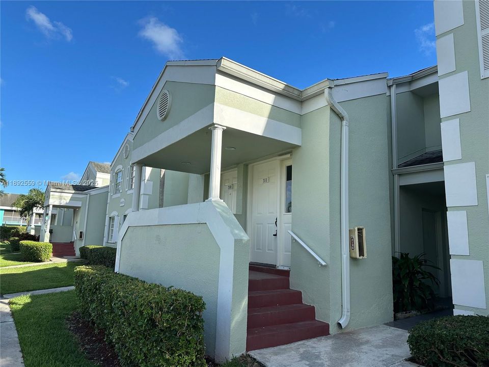 Под контрактом: $1,800 (2 спален, 2 ванн, 1160 Квадратных фут)