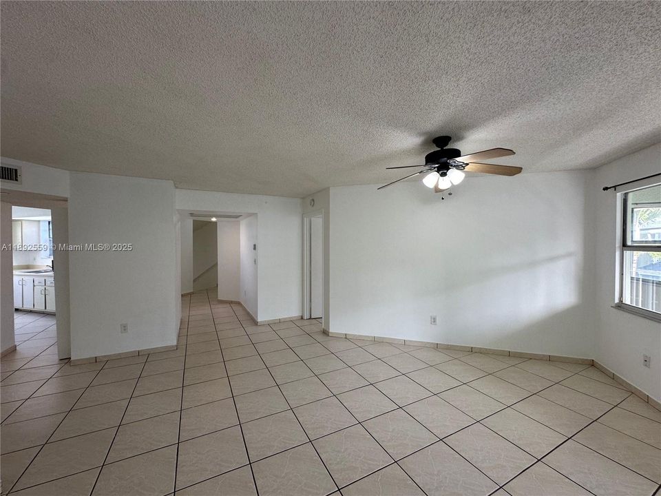 Под контрактом: $1,800 (2 спален, 2 ванн, 1160 Квадратных фут)