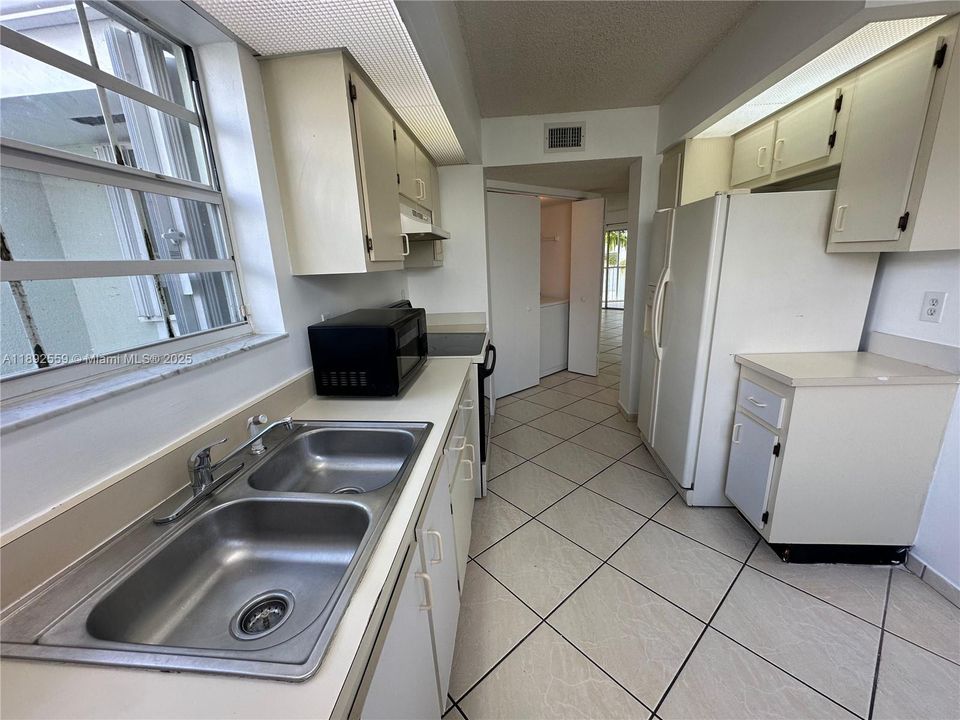 Под контрактом: $1,800 (2 спален, 2 ванн, 1160 Квадратных фут)