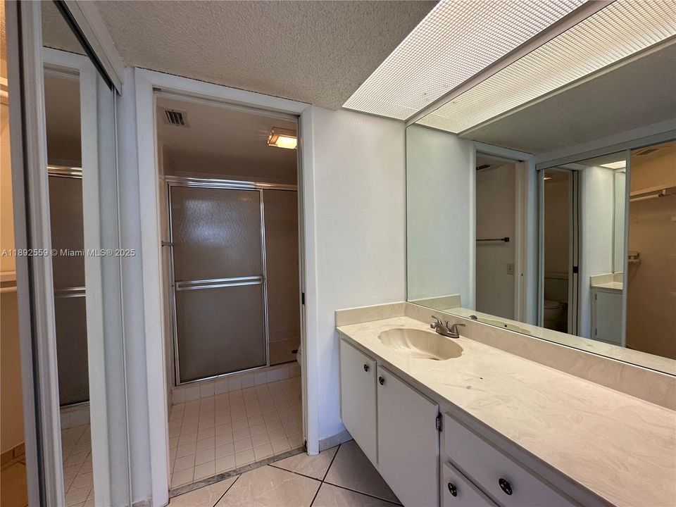 Под контрактом: $1,800 (2 спален, 2 ванн, 1160 Квадратных фут)