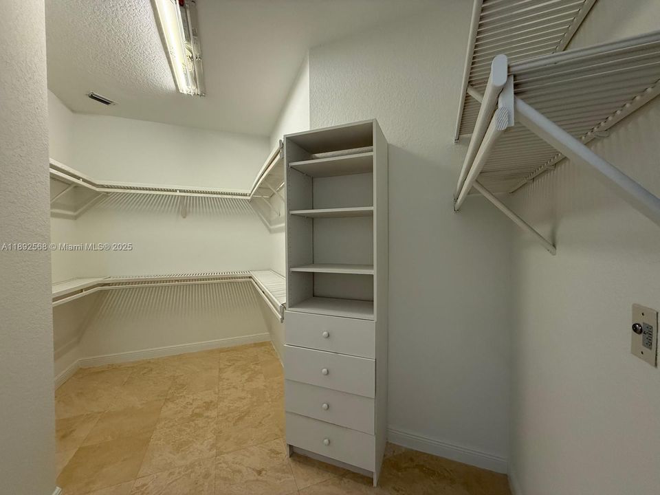 For Rent: $14,300 (5 beds, 5 baths, 4478 Square Feet)