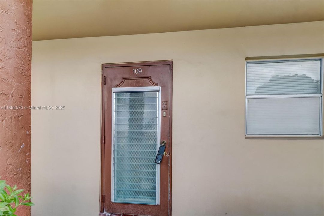 For Sale: $139,900 (2 beds, 2 baths, 850 Square Feet)