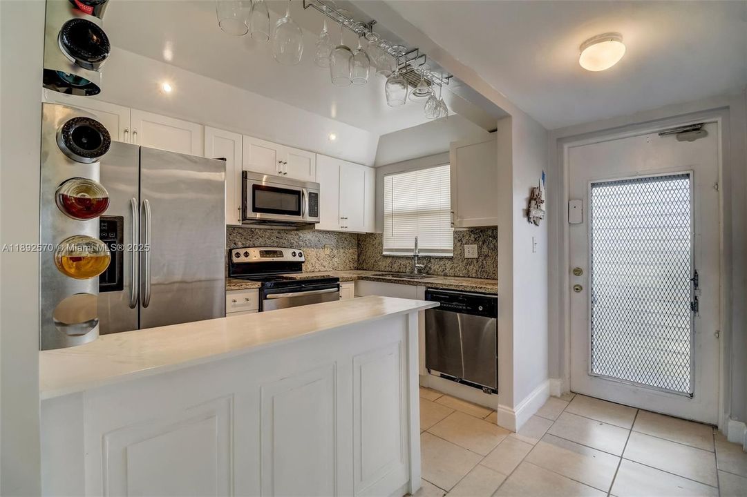 For Sale: $139,900 (2 beds, 2 baths, 850 Square Feet)