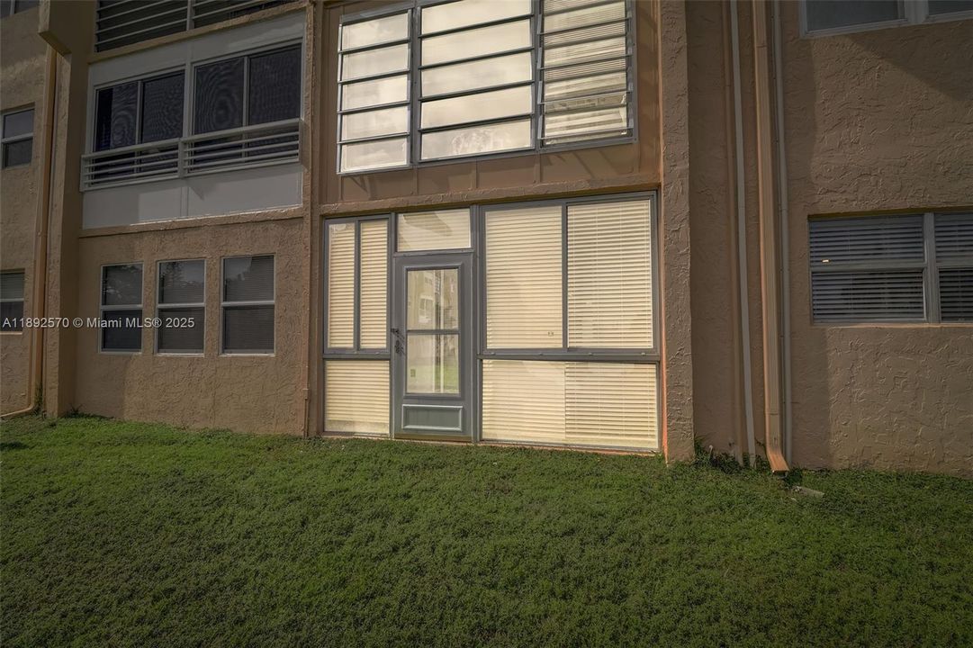 For Sale: $139,900 (2 beds, 2 baths, 850 Square Feet)