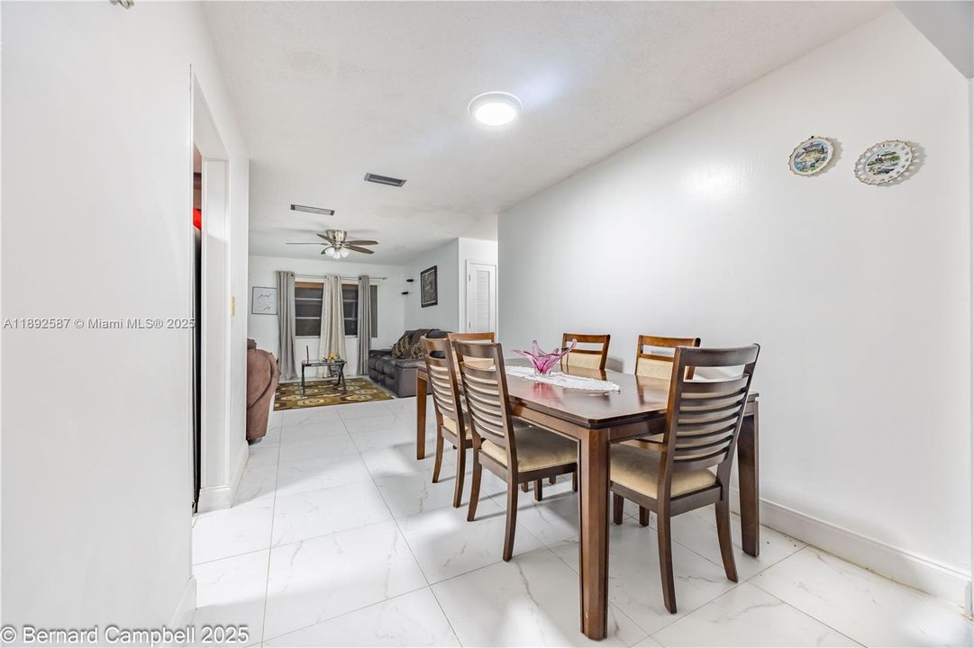 合同活跃: $325,000 (2 贝兹, 2 浴室, 1430 平方英尺)