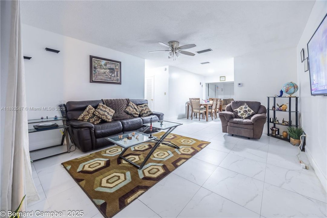 合同活跃: $325,000 (2 贝兹, 2 浴室, 1430 平方英尺)